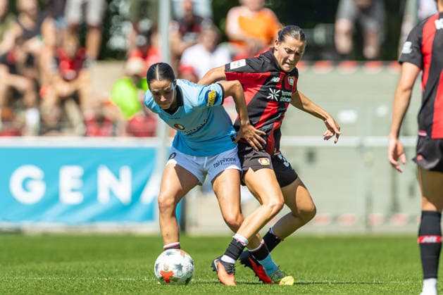 Sanne Koopman (Feyenoord Rotterdam) und Carlotta Wamser (Bayer 04 Leverkusen) im Zweikampf waehrend des Freundschaftsspiels zwischen Bayer 04 Leverkusen Frauen und Feyenoord Rotterdam Frauen, Ulrich-Haberland-Stadion am 08. August 2026 in Leverkusen, Deutschland. (Foto von Mario Hommes DeFodi Images) +++ Sanne Koopman (Feyenoord Rotterdam) und Carlotta Wamser (Bayer 04 Leverkusen) battle for the ball during the Pre-Season Friendly match between Bayer 04 Leverkusen Women and Feyenoord Rotterdam Women at Ulrich-Haberland-Stadion on August 8, 2026 in Leverkusen, Germany. (Photo by Mario Hommes DeFodi Images) -