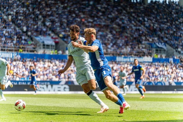 08.08.2026, xdaymx, Fussball 2.Bundesliga, Karlsruher SC - Arminia Bielefeld. vl. Bauer, Maximilian (Bielefeld) im Zweikampf mit Eichinger, Noel (Karlsruhe). (DFL DFB REGULATIONS PROHIBIT ANY USE OF PHOTOGRAPHS as IMAGE SEQUENCES and or QUASI-VIDEO) Karlsruhe