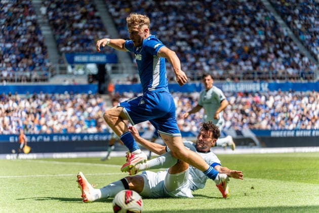08.08.2026, xdaymx, Fussball 2.Bundesliga, Karlsruher SC - Arminia Bielefeld. vl. Bauer, Maximilian (Bielefeld) im Zweikampf mit einer harten Grätsche gegen Eichinger, Noel (Karlsruhe). (DFL DFB REGULATIONS PROHIBIT ANY USE OF PHOTOGRAPHS as IMAGE SEQUENCES and or QUASI-VIDEO) Karlsruhe