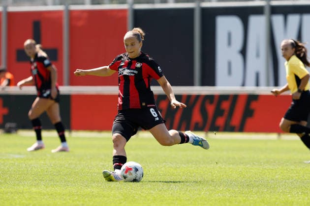 Fußball I Frauen I Testspiel I Bayer 04 Leverkusen - Feyenoord Rotterdam I 08.08.2026 Paulina Platner (6, Bayer 04 Leverkusen) spielt den Ball. Leverkusen Ulrich-Haberland-Stadion Niedersachsen Deutschland Copyright: xLobeca CedricxSiefkerx