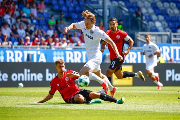 08.08.2026, xavx, Fussball 3.Liga, SV Wehen Wiesbaden - Preußen Münster v.l. Justin Janitzek (SV Wehen Wiesbaden), Ryan Johansson (Preußen Münster), Tarik Gözüsirin (SV Wehen Wiesbaden) (DFL DFB REGULATIONS PROHIBIT ANY USE OF PHOTOGRAPHS as IMAGE SEQUENCES and or QUASI-VIDEO) Wiesbaden