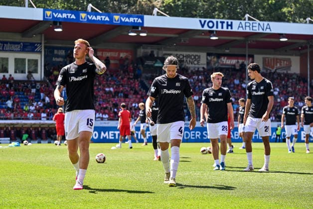 08.08.2026, GER, Fußball, Herren, 2. Bundesliga, 1. FC Heidenheim vs VfL Osnabrück Bjarke Jacobsen (Osnabrück, 15), Joel Abu Hanna (Osnabrück, 4), Fridolin Wagner (Osnabrück, 26) Heidenheim Voith-Arena Baden-Württemberg Deutschland Copyright: xNordphotox xHafnerx