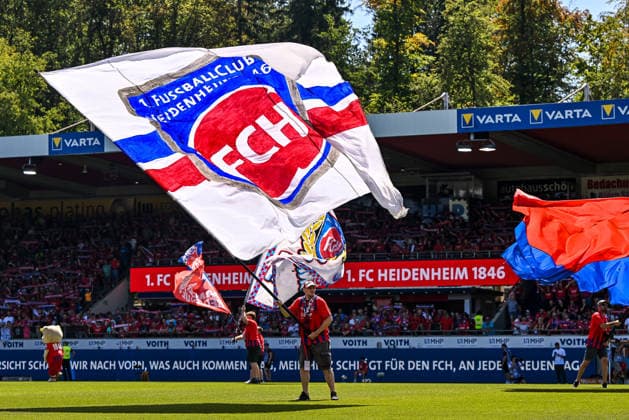 08.08.2026, GER, Fußball, Herren, 2. Bundesliga, 1. FC Heidenheim vs VfL Osnabrück Heidenheimer Fahnen werden vor Spielbeginn geschwenkt, Symbolfoto, Symbolbild, Themenfoto, Themenbild Heidenheim Voith-Arena Baden-Württemberg Deutschland Copyright: xNordphotox xHafnerx