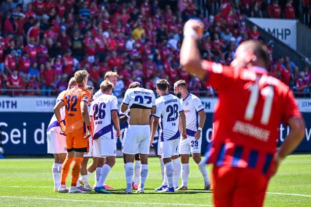 08.08.2026, GER, Fußball, Herren, 2. Bundesliga, 1. FC Heidenheim vs VfL Osnabrück während Budu Zivzivadze (Heidenheim, 11) nach Tor zum 1:0 jubelt, beraten sich die Osnabrücker Spieler, Spielerkreis nach Gegentor Heidenheim Voith-Arena Baden-Württemberg Deutschland Copyright: xNordphotox xHafnerx