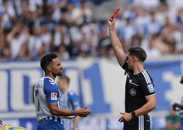 Schiedsrichter Felix Prigan zeigt Herbert Bockhorn (1.FC Magdeburg) die rote Karte Fussball, Herren, Saison 2026 2027 2.BL, Avnet Arena, 1.Spieltag, 1.FC Magdeburg gegen Eintracht Braunschweig DFL REGULATIONS PROHIBIT ANY USE OF PHOTOGRAPHS AS IMAGE SEQUENCES AND OR QUASI-VIDEO.
