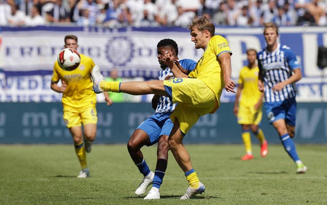 Lukas Frenkert (Eintracht Braunschweig), Moritz-Broni Kwarteng (1.FC Magdeburg) Fussball, Herren, Saison 2026 2027 2.BL, Avnet Arena, 1.Spieltag, 1.FC Magdeburg gegen Eintracht Braunschweig DFL REGULATIONS PROHIBIT ANY USE OF PHOTOGRAPHS AS IMAGE SEQUENCES AND OR QUASI-VIDEO.