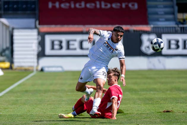 v.li.: Seyhan Yigit (SVS, 22), Max Lippert (Steinbach, 33), Zweikampf, Spielszene, Duell, duel, tackle, tackling, Dynamik, Action, Aktion, 08.08.2026, Sandhausen (Deutschland), Fussball, Regionalliga Südwest, SV Sandhausen - TSV Steinbach Haiger