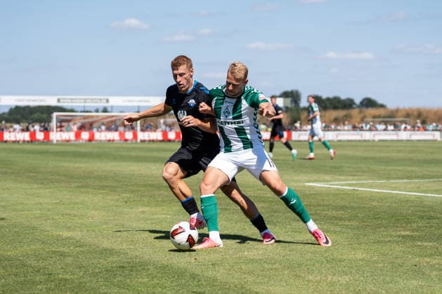 08.08.2026, GER Deutschland, Fussball, Saison 2026 2027, Bundesliga, Testspiel: Werder Bremen vs SC Paderborn Zweikampf zwischen Marco Grüll Gruell (SV Werder Bremen, 17) und Laurin Curda (SC Paderborn 07, 17) Vechta Sportanlage VfL Oythe Niedersachsen Deutschland Copyright: xnordphotoxGmbHx xSchulzex