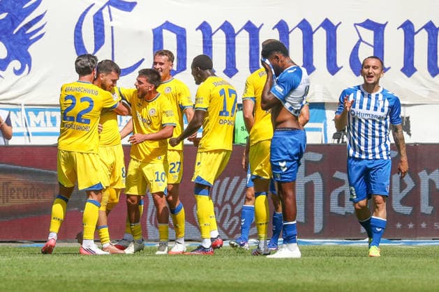 08.08.2026, xgox, Fussball - 2.Bundesliga 1.FC Magdeburg - Eintracht Braunschweig emspor, v.l. Jubel nach dem 0:4 durch Mehmet Can Aydin (Braunschweig, 8), Magdeburg enttaeuscht, schaut enttaeuscht, niedergeschlagen, disappointed (DFL DFB REGULATIONS PROHIBIT ANY USE OF PHOTOGRAPHS as IMAGE SEQUENCES and or QUASI-VIDEO) Magdeburg