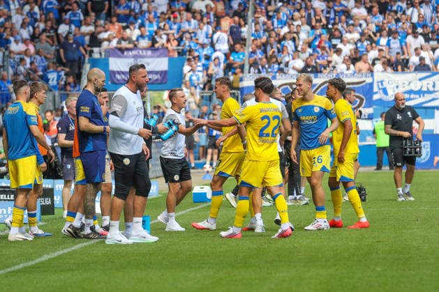 08.08.2026, xgox, Fussball - 2.Bundesliga 1.FC Magdeburg - Eintracht Braunschweig emspor, v.l. Trinkpause für beide Mannschaften nach 22 Minuten (DFL DFB REGULATIONS PROHIBIT ANY USE OF PHOTOGRAPHS as IMAGE SEQUENCES and or QUASI-VIDEO) Magdeburg