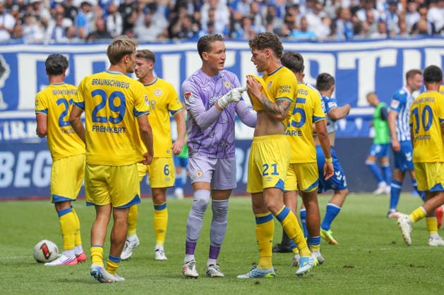08.08.2026, xgox, Fussball - 2.Bundesliga 1.FC Magdeburg - Eintracht Braunschweig emspor, v.l. Ron Thorben Hoffmann (Braunschweig, 1) gibt Anweisungen, gestikuliert mit den Armen, gesticulate, gives instructions Kevin Ehlers (Braunschweig, 21) (DFL DFB REGULATIONS PROHIBIT ANY USE OF PHOTOGRAPHS as IMAGE SEQUENCES and or QUASI-VIDEO) Magdeburg