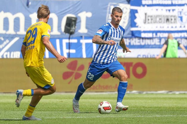 08.08.2026, xgox, Fussball - 2.Bundesliga 1.FC Magdeburg - Eintracht Braunschweig emspor, v.l. Mateusz Zukowski (Magdeburg, 22) am Ball, plays the ball (DFL DFB REGULATIONS PROHIBIT ANY USE OF PHOTOGRAPHS as IMAGE SEQUENCES and or QUASI-VIDEO) Magdeburg