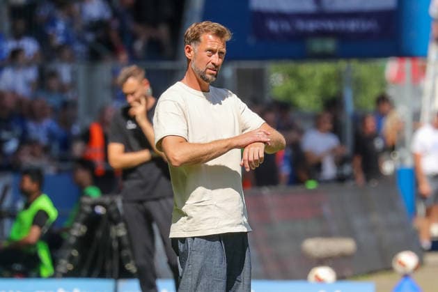 08.08.2026, xgox, Fussball - 2.Bundesliga 1.FC Magdeburg - Eintracht Braunschweig emspor, v.l. Lars Kornetka (Braunschweig, Trainer) schaut auf die Uhr (DFL DFB REGULATIONS PROHIBIT ANY USE OF PHOTOGRAPHS as IMAGE SEQUENCES and or QUASI-VIDEO) Magdeburg