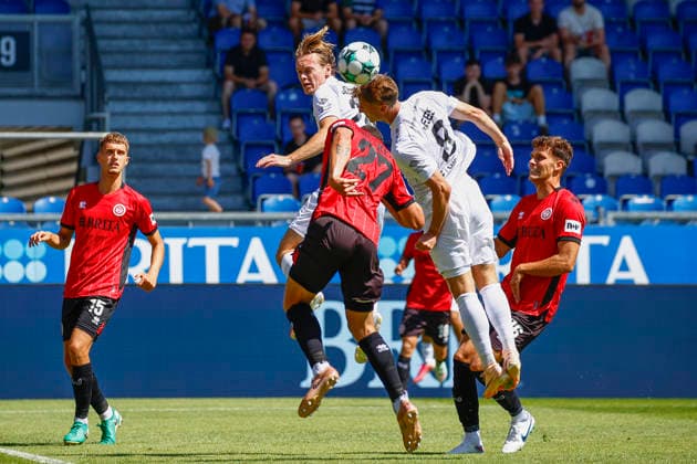 08.08.2026, xavx, Fussball 3.Liga, SV Wehen Wiesbaden - Preußen Münster v.l. Ryan Johansson (Preußen Münster), Jordy Gillekens (SV Wehen Wiesbaden), Joshua Mees (Preußen Münster) im Kopfballduell um den Ball. (DFL DFB REGULATIONS PROHIBIT ANY USE OF PHOTOGRAPHS as IMAGE SEQUENCES and or QUASI-VIDEO) Wiesbaden