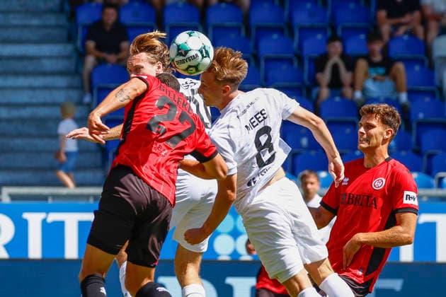 08.08.2026, xavx, Fussball 3.Liga, SV Wehen Wiesbaden - Preußen Münster v.l. Ryan Johansson (Preußen Münster), Jordy Gillekens (SV Wehen Wiesbaden), Joshua Mees (Preußen Münster) im Kopfballduell um den Ball. (DFL DFB REGULATIONS PROHIBIT ANY USE OF PHOTOGRAPHS as IMAGE SEQUENCES and or QUASI-VIDEO) Wiesbaden