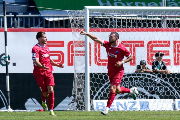 v.li.: Jahn Herrmann (Steinbach, 30), Torschütze Till Hausotter (Steinbach, 27), Spieler vom TSV Steinbach Haiger, jubeln über das Tor zum 0:1, Jubel, Torjubel, Torerfolg, celebrate the goal, goal, celebration, jubelt ueber das Tor, Freuen, Freude, freut sich, optimistisch, positiv, Spielszene, Highlight, Action, Aktion, 08.08.2026, Sandhausen (Deutschland), Fussball, Regionalliga Südwest, SV Sandhausen - TSV Steinbach Haiger