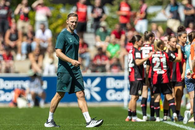 Trainer Marc Pieters (Feyenoord Rotterdam) schaut waehrend des Freundschaftsspiels zwischen Bayer 04 Leverkusen Frauen und Feyenoord Rotterdam Frauen, Ulrich-Haberland-Stadion am 08. August 2026 in Leverkusen, Deutschland. (Foto von Mario Hommes DeFodi Images) +++ Trainer Marc Pieters (Feyenoord Rotterdam) looks on during the Pre-Season Friendly match between Bayer 04 Leverkusen Women and Feyenoord Rotterdam Women at Ulrich-Haberland-Stadion on August 8, 2026 in Leverkusen, Germany. (Photo by Mario Hommes DeFodi Images) -