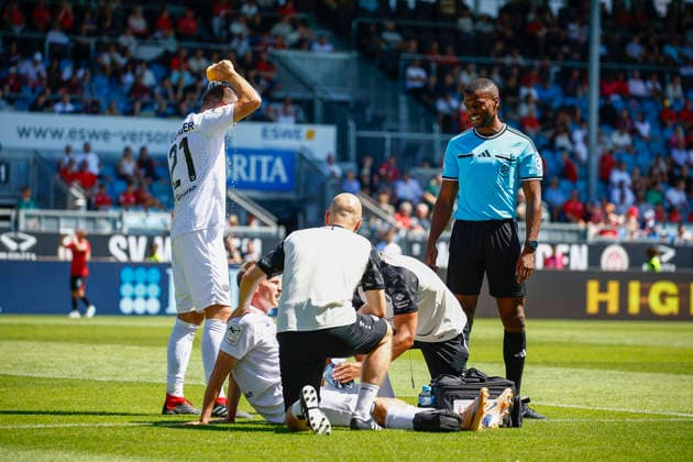 08.08.2026, xavx, Fussball 3.Liga, SV Wehen Wiesbaden - Preußen Münster v.l. Joshua Mees (Preußen Münster) wird auf dem Platz behandelt und kurze Zeit später ausgewechselt. Rico Preißinger (Preußen Münster), Referee Schiedsrichter Assad Nouhoum (DFL DFB REGULATIONS PROHIBIT ANY USE OF PHOTOGRAPHS as IMAGE SEQUENCES and or QUASI-VIDEO) Wiesbaden