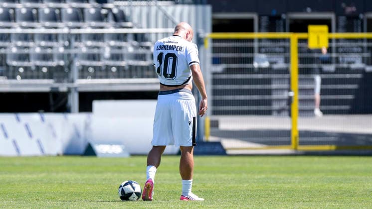 Felix Lohkemper (SVS, 10), Spieler vom SV Sandhausen (SVS), enttäuscht schauend, Enttäuschung, Frustration, disappointed, pessimistisch, nach dem Gegentor zum 0:1, Action, Aktion, Spielszene, 08.08.2026, Sandhausen (Deutschland), Fussball, Regionalliga Südwest, SV Sandhausen - TSV Steinbach Haiger