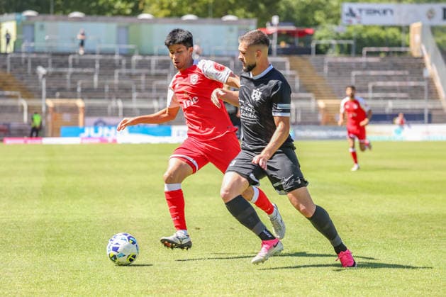 Rikuhei Nabesaka (SI) li. gegen Arton Tolaj (HIL) re. Fussball Regionalliga West, 2. Spieltag, Sportfreunde Siegen - VfB 03 Hilden, am 08.08.2026 in Siegen Deutschland.