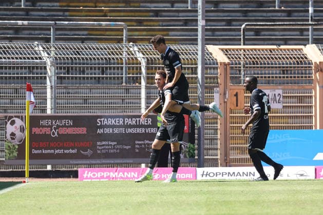 Torjubel um Etienne Frederic Feese (HIL) li. nach seinem Tor zum 0:1 Fussball Regionalliga West, 2. Spieltag, Sportfreunde Siegen - VfB 03 Hilden, am 08.08.2026 in Siegen Deutschland.