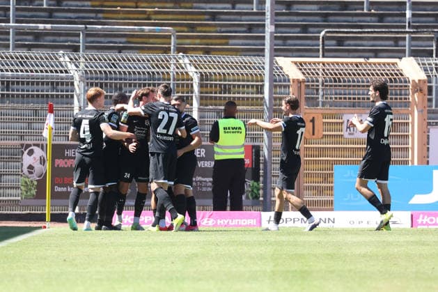 Torjubel um Etienne Frederic Feese (HIL) nach seinem Tor zum 0:1 Fussball Regionalliga West, 2. Spieltag, Sportfreunde Siegen - VfB 03 Hilden, am 08.08.2026 in Siegen Deutschland.