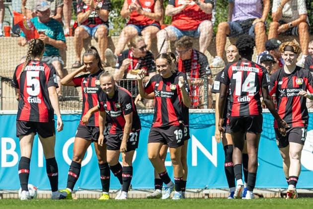 Sofie Zdebel (Bayer 04 Leverkusen) Torjubel, jubelt mit seiner Mannschaft nach dem Treffer zum 4:0 waehrend des Freundschaftsspiels zwischen Bayer 04 Leverkusen Frauen und Feyenoord Rotterdam Frauen, Ulrich-Haberland-Stadion am 08. August 2026 in Leverkusen, Deutschland. (Foto von Mario Hommes DeFodi Images) +++ Sofie Zdebel (Bayer 04 Leverkusen) celebrates after scoring his team s fourth goal with teammates during the Pre-Season Friendly match between Bayer 04 Leverkusen Women and Feyenoord Rotterdam Women at Ulrich-Haberland-Stadion on August 8, 2026 in Leverkusen, Germany. (Photo by Mario Hommes DeFodi Images) -