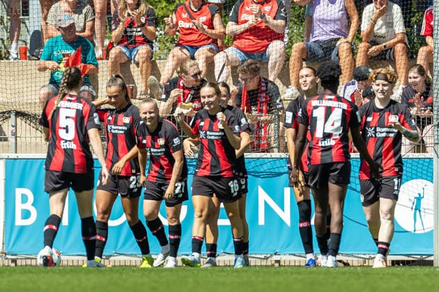 Sofie Zdebel (Bayer 04 Leverkusen) Torjubel, jubelt mit seiner Mannschaft nach dem Treffer zum 4:0 waehrend des Freundschaftsspiels zwischen Bayer 04 Leverkusen Frauen und Feyenoord Rotterdam Frauen, Ulrich-Haberland-Stadion am 08. August 2026 in Leverkusen, Deutschland. (Foto von Mario Hommes DeFodi Images) +++ Sofie Zdebel (Bayer 04 Leverkusen) celebrates after scoring his team s fourth goal with teammates during the Pre-Season Friendly match between Bayer 04 Leverkusen Women and Feyenoord Rotterdam Women at Ulrich-Haberland-Stadion on August 8, 2026 in Leverkusen, Germany. (Photo by Mario Hommes DeFodi Images) -