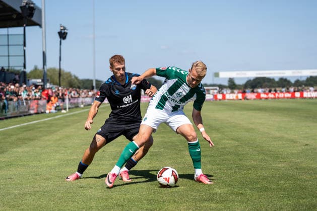 08.08.2026, GER Deutschland, Fussball, Saison 2026 2027, Bundesliga, Testspiel: Werder Bremen vs SC Paderborn Zweikampf zwischen Marco Grüll Gruell (SV Werder Bremen, 17) und Laurin Curda (SC Paderborn 07, 17) Vechta Sportanlage VfL Oythe Niedersachsen Deutschland Copyright: xnordphotoxGmbHx xSchulzex