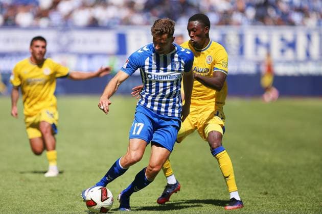Magdeburg, Sachsen-Anhalt, Deutschland, 08.08.2026: Avnet Arena: 1. Spieltag, Saison 2026 27, 2. Fußball-Bundesliga: 1. FC Magdeburg - Eintracht Braunschweig: Alexander Nollenberger (17, 1. FC Magdeburg) und Aaron Opoku (17, Eintracht Braunschweig) im Zweikampf Copyright: xdtsxNachrichtenagenturx dts_129607
