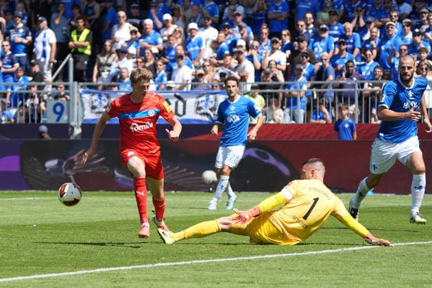 Torwart Marcel Schuhen (SV Darmstadt 98) stoppt den Alleingang von Alexander Bernhardsson (Holstein Kiel) - 08.08.2026 2. Bundesliga, Saison 26 27: SV Darmstadt 98 vs. Holstein Kiel, Stadion am Boellenfalltor, 1. Spieltag, emonline, emspor,
