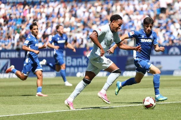 v.li.Monju Momuluh (Arminia Bielefeld, 14),Deniz Ofli (SC Karlsruhe , 3) GER, SC Karlsruhe - DSC Arminia Bielefeld Fussball 1.Spieltag Spielzeit 2026 2027 2.Bundesliga 08.08.2026 (DFL DFB REGULATIONS PROHIBIT ANY USE OF PHOTOGRAPHS as IMAGE SEQUENCES and or QUASI-VIDEO). GER SC Karlsruhe - DSC Arminia Bielefeld Fussball 1.Spieltag Spielzeit 2026 2027 08.08.2026 Copyright: xEibner-Pressefoto JoergxHirschx EP_JHH