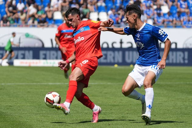 Guillermo Balzi (Holstein Kiel) gegen Hiroki Akiyama (SV Darmstadt 98) - 08.08.2026 2. Bundesliga, Saison 26 27: SV Darmstadt 98 vs. Holstein Kiel, Stadion am Boellenfalltor, 1. Spieltag, emonline, emspor,