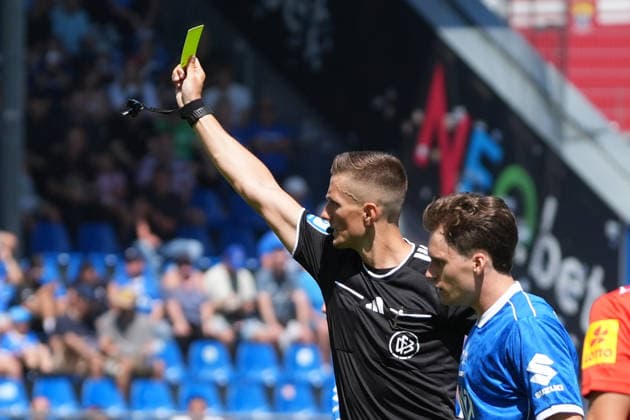 Schiedsrichter Felix Bickel zeigt gelb - 08.08.2026 2. Bundesliga, Saison 26 27: SV Darmstadt 98 vs. Holstein Kiel, Stadion am Boellenfalltor, 1. Spieltag, emonline, emspor,