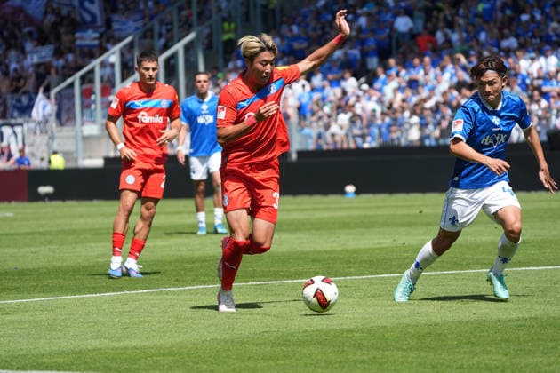 Hiroki Sekine (Holstein Kiel) gegen Yosuke Furukawa (SV Darmstadt 98) - 08.08.2026 2. Bundesliga, Saison 26 27: SV Darmstadt 98 vs. Holstein Kiel, Stadion am Boellenfalltor, 1. Spieltag, emonline, emspor,