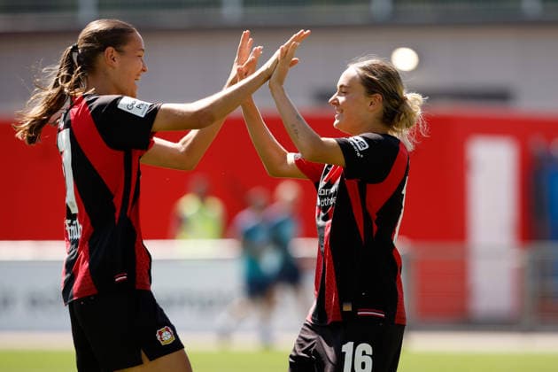 Fußball I Frauen I Testspiel I Bayer 04 Leverkusen - Feyenoord Rotterdam I 08.08.2026 Valentina Mädl (17, Bayer 04 Leverkusen) und Sofie Zdebel (16, Bayer 04 Leverkusen) Jubeln zusammen nach einem Tor und freuen sich. Leverkusen Ulrich-Haberland-Stadion Niedersachsen Deutschland Copyright: xLobeca CedricxSiefkerx