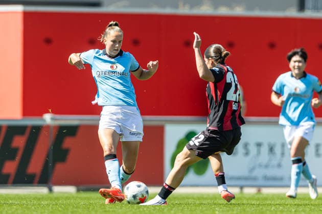 Torwaerterin Claire Dinkla (Feyenoord Rotterdam) und Ruby Grant (Bayer 04 Leverkusen) im Zweikampf waehrend des Freundschaftsspiels zwischen Bayer 04 Leverkusen Frauen und Feyenoord Rotterdam Frauen, Ulrich-Haberland-Stadion am 08. August 2026 in Leverkusen, Deutschland. (Foto von Mario Hommes DeFodi Images) +++ Torwaerterin Claire Dinkla (Feyenoord Rotterdam) und Ruby Grant (Bayer 04 Leverkusen) battle for the ball during the Pre-Season Friendly match between Bayer 04 Leverkusen Women and Feyenoord Rotterdam Women at Ulrich-Haberland-Stadion on August 8, 2026 in Leverkusen, Germany. (Photo by Mario Hommes DeFodi Images) -