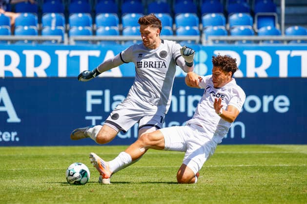 08.08.2026, xavx, Fussball 3.Liga, SV Wehen Wiesbaden - Preußen Münster v.l. Torwart Florian Stritzel (SV Wehen Wiesbaden) mit dem Ballverlust gegen Montell Ndikom (Preußen Münster) vor dem Tor zum 0:1 (DFL DFB REGULATIONS PROHIBIT ANY USE OF PHOTOGRAPHS as IMAGE SEQUENCES and or QUASI-VIDEO) Wiesbaden