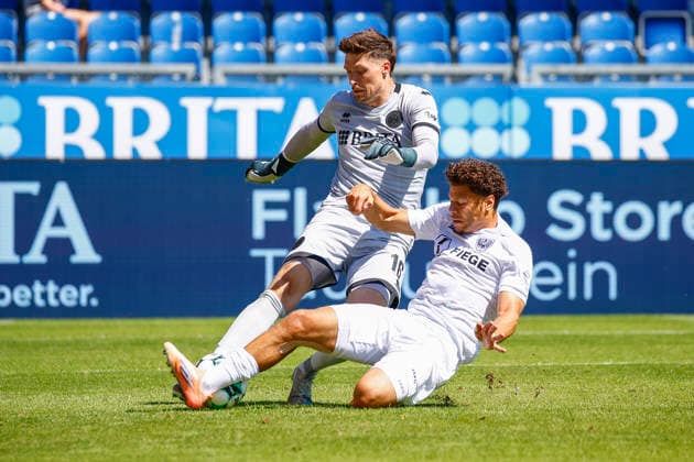 08.08.2026, xavx, Fussball 3.Liga, SV Wehen Wiesbaden - Preußen Münster v.l. Torwart Florian Stritzel (SV Wehen Wiesbaden) mit dem Ballverlust gegen Montell Ndikom (Preußen Münster) vor dem Tor zum 0:1 (DFL DFB REGULATIONS PROHIBIT ANY USE OF PHOTOGRAPHS as IMAGE SEQUENCES and or QUASI-VIDEO) Wiesbaden