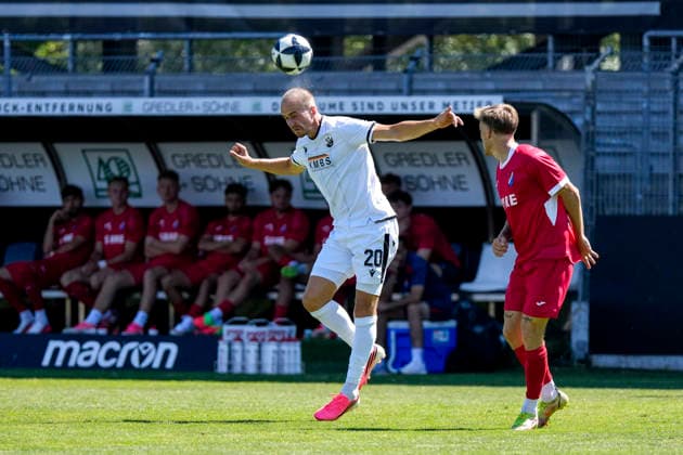 v.li.: Phil Halbauer (SVS, 20), Tim Kircher (Steinbach, 19), Zweikampf, Spielszene, Duell, duel, tackle, tackling, Dynamik, Action, Aktion, 08.08.2026, Sandhausen (Deutschland), Fussball, Regionalliga Südwest, SV Sandhausen - TSV Steinbach Haiger