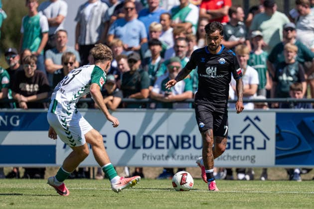 08.08.2026, GER Deutschland, Fussball, Saison 2026 2027, Bundesliga, Testspiel: Werder Bremen vs SC Paderborn Zweikampf zwischen Oliver Batista Meier (SC Paderborn 07, 7) und Mick Schmetgens (SV Werder Bremen, 33) Vechta Sportanlage VfL Oythe Niedersachsen Deutschland Copyright: xnordphotoxGmbHx xSchulzex