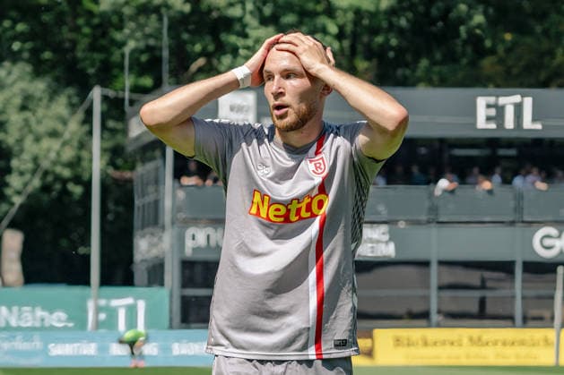Oscar Schoenfelder (SSV Jahn Regensburg, 07) kann die Gelbe Karte nach seinem Foul nicht fassen. FC Viktoria Koeln vs. SSV Jahn Regensburg, Fussball, 3. Liga, 01. Spieltag, Saison 2026 2027, 08.08.2026 DFL DFB Regulations prohibit any use of Photographs as image sequences and or Quasivideo FC Viktoria Koeln vs. SSV Jahn Regensburg, Fussball, 3. Liga, 01. Spieltag, Saison 2026 2027, 08.08.2026 Koeln Copyright: xEibner-Pressefoto ThomasxHaeslerx EP_THR