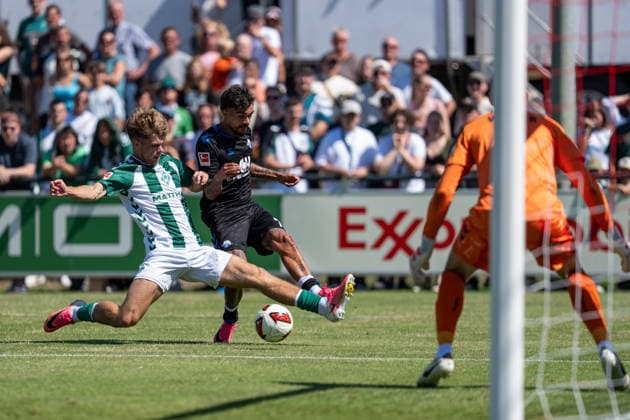 08.08.2026, GER Deutschland, Fussball, Saison 2026 2027, Bundesliga, Testspiel: Werder Bremen vs SC Paderborn Zweikampf zwischen Oliver Batista Meier (SC Paderborn 07, 7) und Mick Schmetgens (SV Werder Bremen, 33) Karl Hein (SV Werder Bremen, 1) Vechta Sportanlage VfL Oythe Niedersachsen Deutschland Copyright: xnordphotoxGmbHx xSchulzex