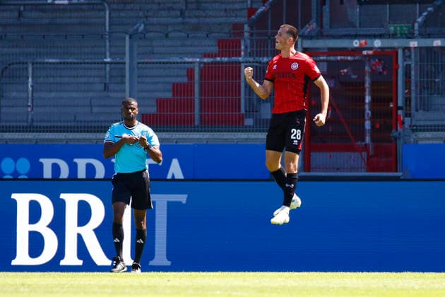 08.08.2026, xavx, Fussball 3.Liga, SV Wehen Wiesbaden - Preußen Münster v.l. Moritz Flotho (SV Wehen Wiesbaden) celebrate the goal, Der Torjubel zum 1:1 (DFL DFB REGULATIONS PROHIBIT ANY USE OF PHOTOGRAPHS as IMAGE SEQUENCES and or QUASI-VIDEO) Wiesbaden