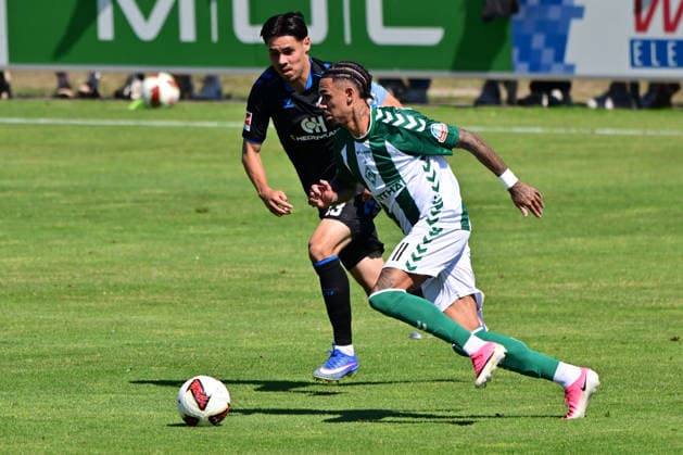 08.08.2026, GER, Freundschaftsspiel SV Werder Bremen vs Paderborn Fussball, Saison 2026 2027), 1.FBL Justin Njinmah (SV Werder Bremen 11); Raphael Obermair (SC Paderborn 07 23) Oythe Stadion am Oyther Berg Niedersachsen Deutschland Copyright: xnordphotoxGmbHx xKFOTOx