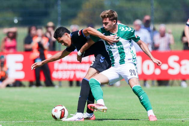 Santiago Castaneda (SC Paderborn 07) und Ivan San Jose Cantalejo Chuki (Werder Bremen) kaempfen um den Ball waehrend des Freundschaftsspiels zwischen Werder Bremen und dem SC Paderborn 07, Stadion am Oyther Berg am 08. August 2026 in Vechta, Deutschland. (Foto von Marco Steinbrenner DeFodi Images) +++ Santiago Castaneda (SC Paderborn 07) und Ivan San Jose Cantalejo Chuki (Werder Bremen) battle for the ball during the Friendly match between Werder Bremen and SC Paderborn 07 at Stadion am Oyther Berg on August 8, 2026 in Vechta, Germany. (Photo by Marco Steinbrenner DeFodi Images) (Photo by Marco Steinbrenner DeFodi Images) -