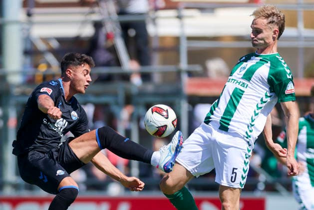 Stefano Marino (SC Paderborn 07) und Amos Pieper (Werder Bremen) kaempfen um den Ball waehrend des Freundschaftsspiels zwischen Werder Bremen und dem SC Paderborn 07, Stadion am Oyther Berg am 08. August 2026 in Vechta, Deutschland. (Foto von Marco Steinbrenner DeFodi Images) +++ Stefano Marino (SC Paderborn 07) und Amos Pieper (Werder Bremen) battle for the ball during the Friendly match between Werder Bremen and SC Paderborn 07 at Stadion am Oyther Berg on August 8, 2026 in Vechta, Germany. (Photo by Marco Steinbrenner DeFodi Images) (Photo by Marco Steinbrenner DeFodi Images) -