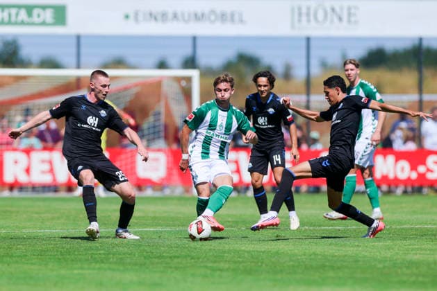 Tjark Scheller (SC Paderborn 07), Ivan San Jose Cantalejo Chuki (Werder Bremen) und Stefano Marino (SC Paderborn 07) kaempfen um den Ball waehrend des Freundschaftsspiels zwischen Werder Bremen und dem SC Paderborn 07, Stadion am Oyther Berg am 08. August 2026 in Vechta, Deutschland. (Foto von Marco Steinbrenner DeFodi Images) +++ Tjark Scheller (SC Paderborn 07), Ivan San Jose Cantalejo Chuki (Werder Bremen) und Stefano Marino (SC Paderborn 07) battle for the ball during the Friendly match between Werder Bremen and SC Paderborn 07 at Stadion am Oyther Berg on August 8, 2026 in Vechta, Germany. (Photo by Marco Steinbrenner DeFodi Images) (Photo by Marco Steinbrenner DeFodi Images) -
