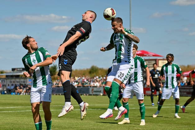 Marco Friedl (SV Werder Bremen, 32) im Kopfballduell mit Tjark Scheller (SC Paderborn, 25) und Olivier Deman (SV Werder BRemen, 02) SV Werder Bremen vs. SC Paderborn, Fussball, Testspiel, Saison 2026 2027, 08.08.2026, SV Werder Bremen vs. SC Paderborn, Fussball, Testspiel, Saison 2026 2027, 08.08.2026 Vechta Copyright: xEibner-Pressefoto RobertxGertzenx EP_RGN