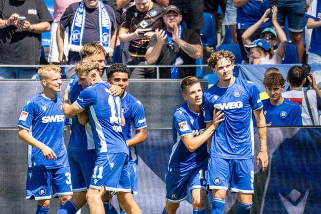 08.08.2026, xdaymx, Fussball 2.Bundesliga, Karlsruher SC - Arminia Bielefeld. Torschütze Broschinski, Moritz (Karlsruhe) zum zwischenzeitlichen 2:0 wird von Wanitzek, Marvin vor die Heimfans geschickt zum feiern (DFL DFB REGULATIONS PROHIBIT ANY USE OF PHOTOGRAPHS as IMAGE SEQUENCES and or QUASI-VIDEO) Karlsruhe